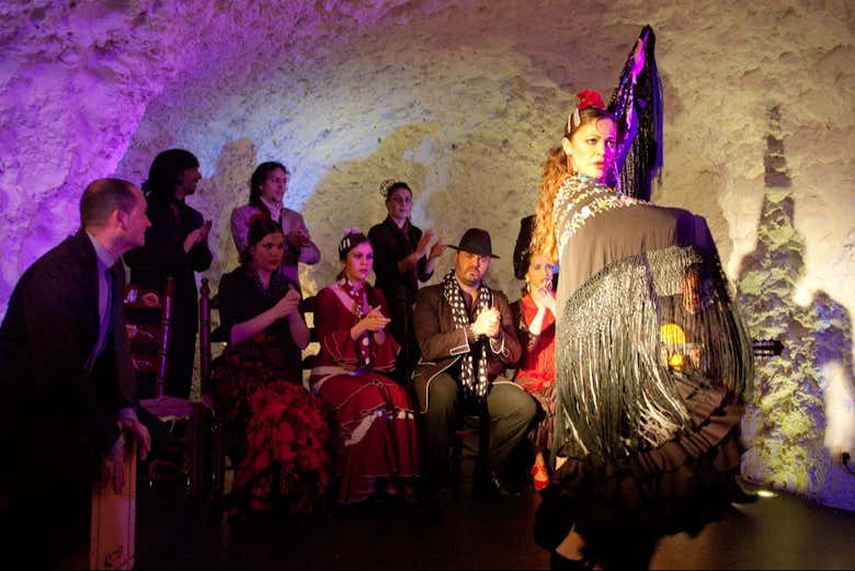 Bailaora sobre el tablao de El Templo del Flamenco