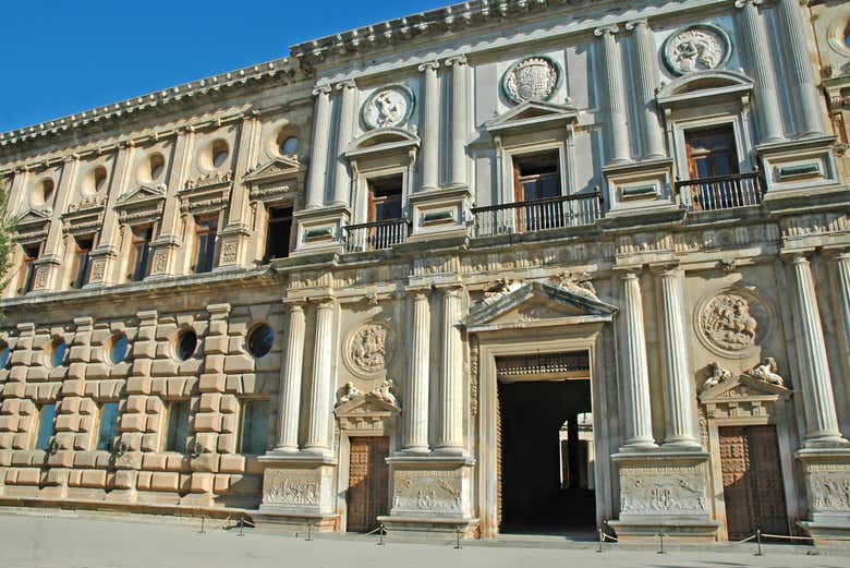 Fachada del Palacio de Carlos V