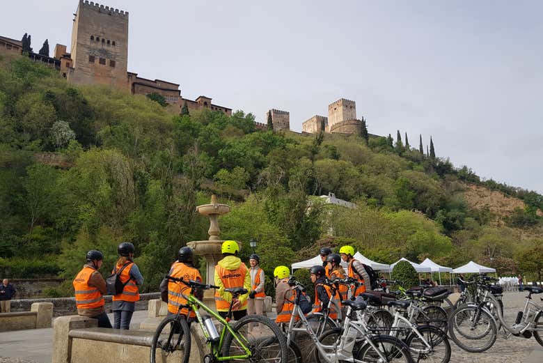 Recorriendo el Paseo de los Tristes en bicicleta